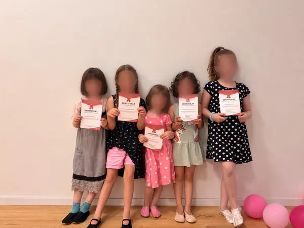 Kinder zeigen stolz ihre Tanzurkunden